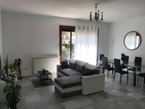 Haut de maison entièrement rénové avec garage - Housity