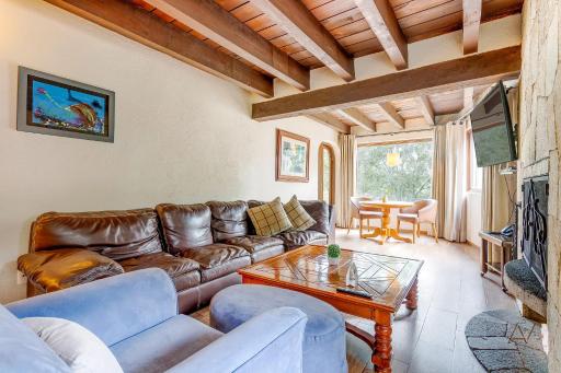 CabinLike with Lush Views of Avándaro Golf Course - Housity