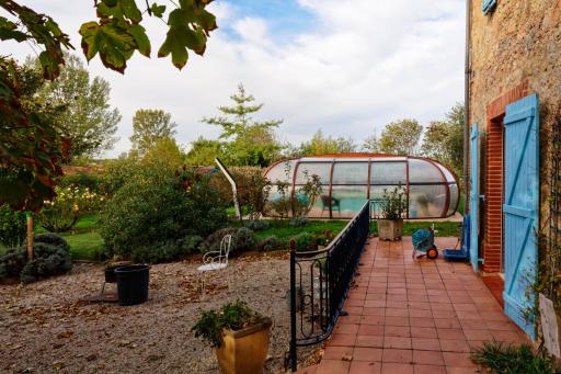 Appartement cosy avec piscine couverte, cadre verdoyant très paisible - Housity