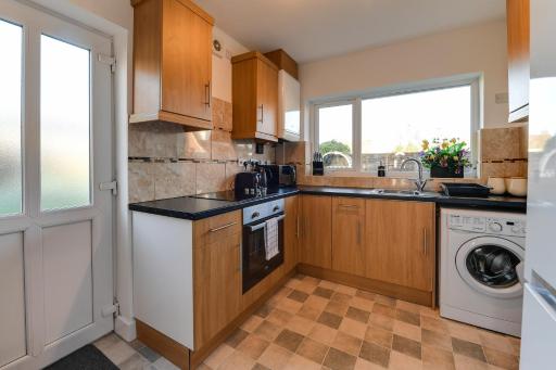 3 Bedroom Home l Free Parking l 5 Guests l Contractor Stays l Family Stays I - Housity