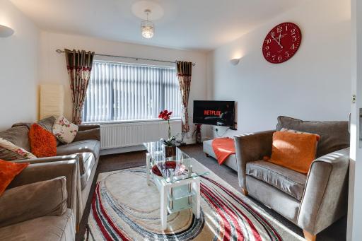 3 Bedroom Home l Free Parking l 5 Guests l Contractor Stays l Family Stays I - Housity