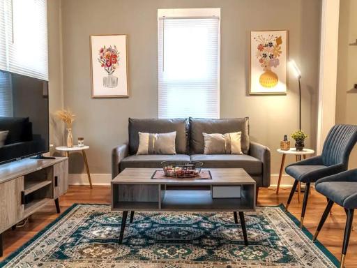 Cozy 3 Bedroom House w/ Free Parking, Netflix, & More - Housity
