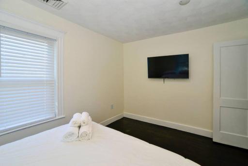 Modern Three Bedroom Condo - Boston - Housity