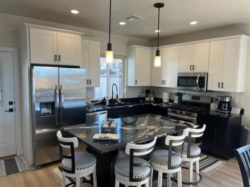 Sunset Place-4 Bed 3Bath Hot Tub - Housity