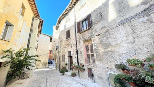 traditional town house central Spoleto - car is unnecessary - wifi - sleeps 10 - Housity