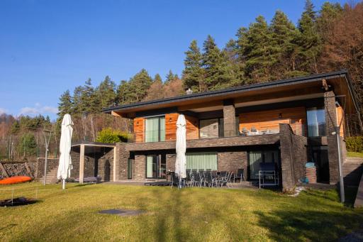 VILA ESCAPE - Pe Malul Lacului Firiza,Maramures - Housity
