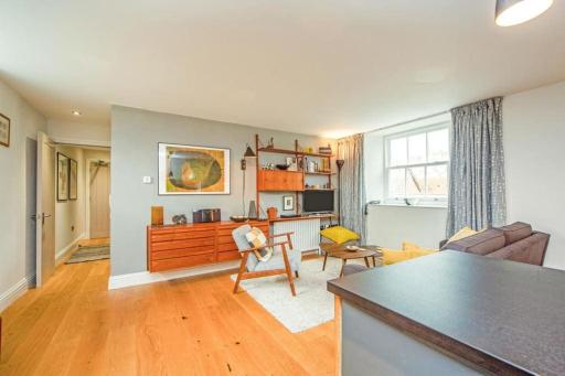 Stylish two bed flat, city centre, free parking - Housity