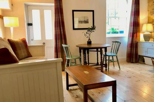 Beachfront apartment with wood burner & courtyard - Housity