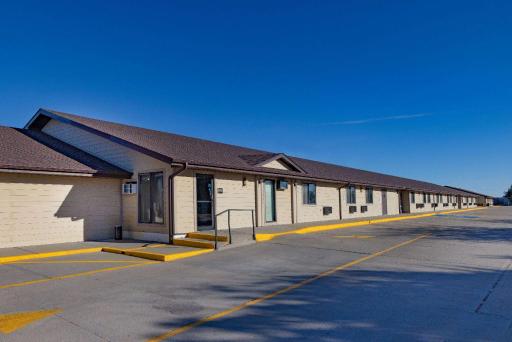 Super 8 by Wyndham Valentine NE - Housity