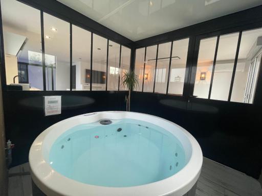 Loft red lights - Housity