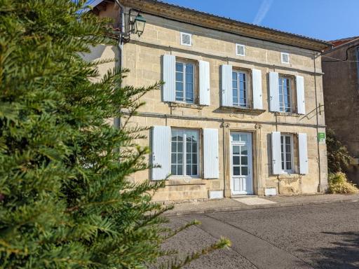 Maison de caractère avec jardin clos, proche commerces et piscine, équipements pour bébé, animaux acceptés - FR-1-653-169 - Housity