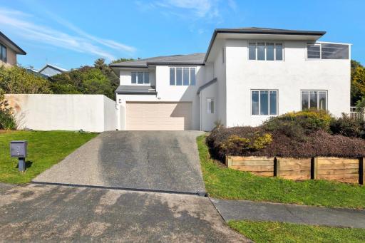 Cheerful 4 bedroom home with free parking. - Housity