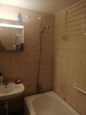 Nice room by free parking - Housity