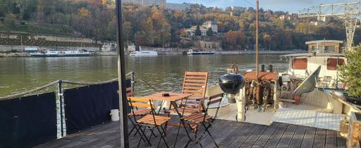 Appartement dans Péniche atypique et idyllique à Confluence - Housity