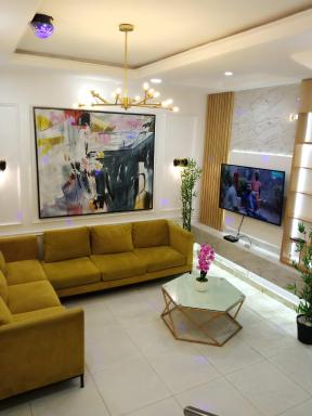 EdsLuxe Deluxe 2 Bedroom Apartment with Swimming Pool and High Speed Wifi - Housity