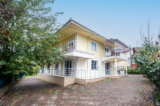 Peaceful Flat with Balcony in Kartepe - Housity