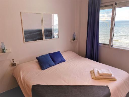 Beachfront Apartment with a Terrace - Housity