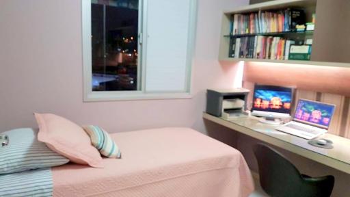 Quarto HOME OFFICE no CENTRO com Cama Box de solteiro - WIFI - TV - banheiro - Sala de Estar e cozinha - Apto compartilhado com Anfitriões experientes em hospedar - Superhost no BnB 5 estrelas - Housity