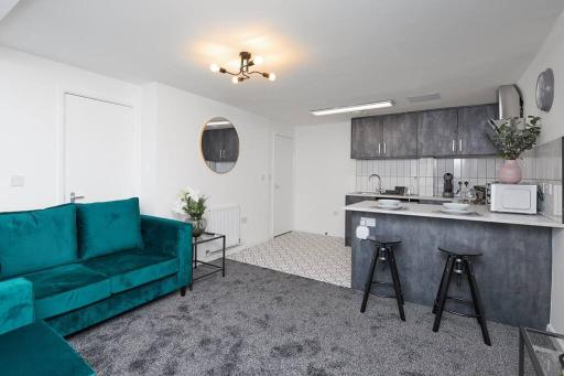 Sleek & Stylish Contemporary 2-Bed Oasis - Housity