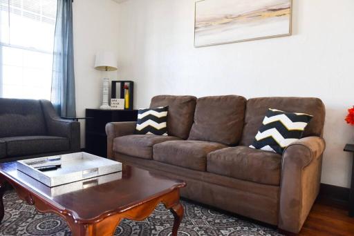Beautiful 3 Bedroom Home Cozy Front and Back Porch - Housity