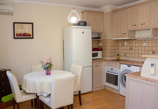 Cozy 1BD Apartment with Free Parking in the Area - Housity