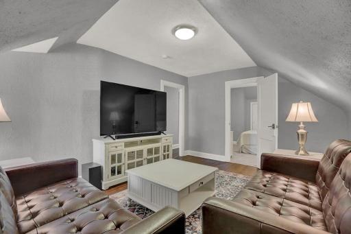 Suites on Seneca - Gorgeous One Bedroom Apartment - Housity