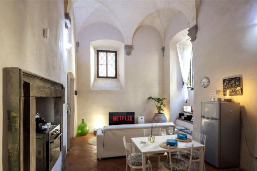 CLAUDIA SUITE: LOFT ROMANTICO NEL CUORE DI AREZZO - Housity