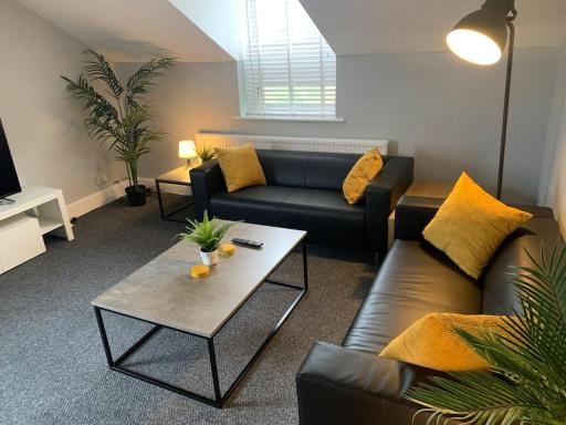 Fantastic Large 2 X Bedroom Flat, Free Parking - Housity