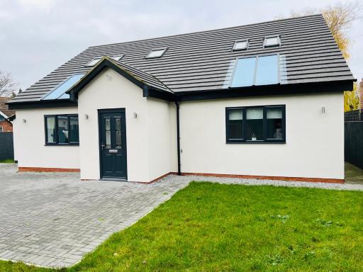 4-Bedroom Cottage in Healing, Grimsby - Housity