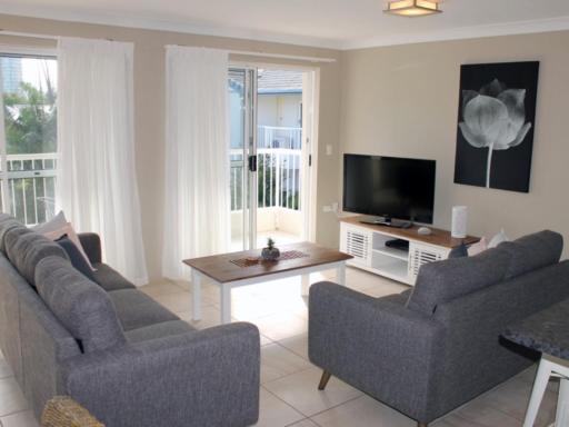 Beach West Burleigh Retreat - Housity