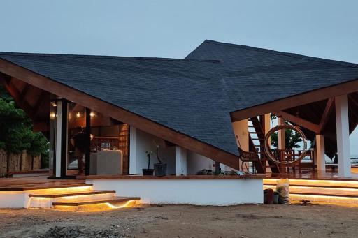Private beachfront villa - Housity