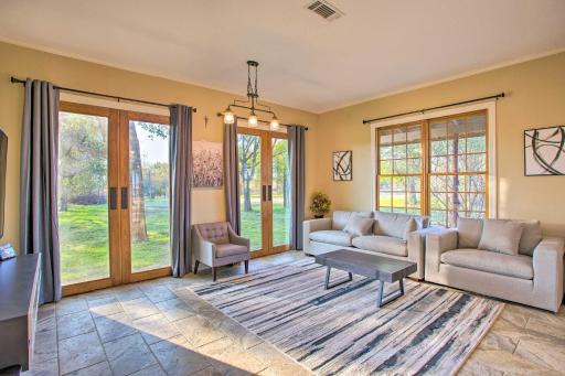 Charming Gainesville Retreat with Barn and Grill! - Housity