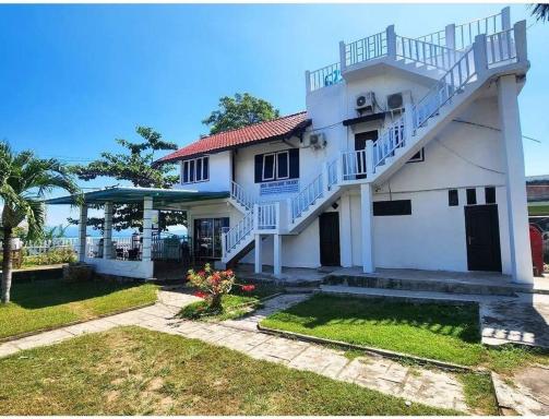 Lakey Peak's Luxe Beachfront Villa 
