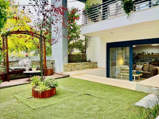 Nadia's White Loft - Housity