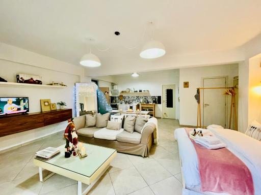 Nadia's White Loft - Housity