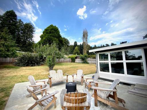 Newly Renovated Arcata Sunny Mid-Century Gem - Housity