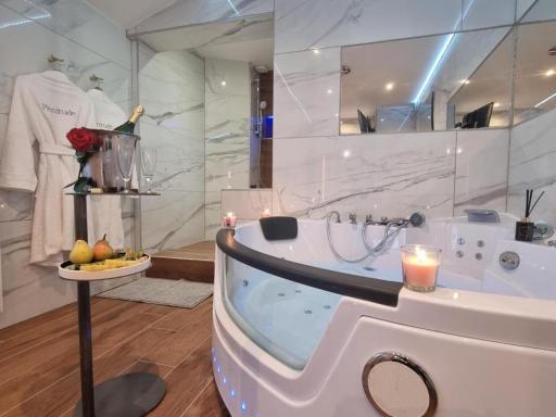 Suite lumineuse avec balcon, spa et parking privé à 200m de la gare - FR-1-496-271 - Housity