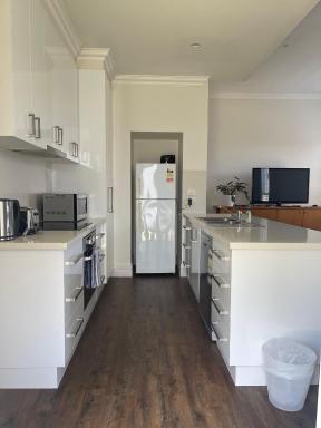 Modern & Self- Contained Hideaway Near Racecourse - Housity