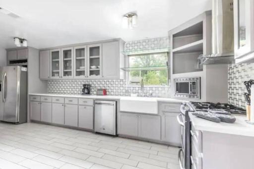 Convenient Home Near Airport - Housity