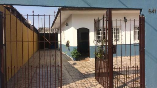 Casa térrea perto da praia, ampla arejada recém reformada com um super quintal com churrasqueira garagem para 7 carros, Wi-Fi, para ate 15 pessoas - Housity