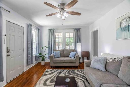 3 BR Hillcrest Home with Fully Fenced Backyard - Housity
