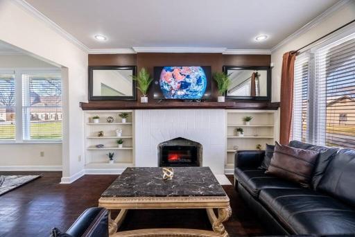 3 BR Spacious and Stylish Home Near Downtown - Housity