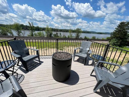 Waterfront Loft with HOT TUB, River View! - Housity
