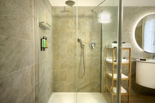 D'AZEGLIO 62 LUXURY ROOMS - Housity