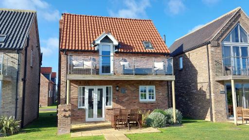 Brigg End View at The Bay Filey, sleeps 4, 2 dogs welcome for free too - Housity