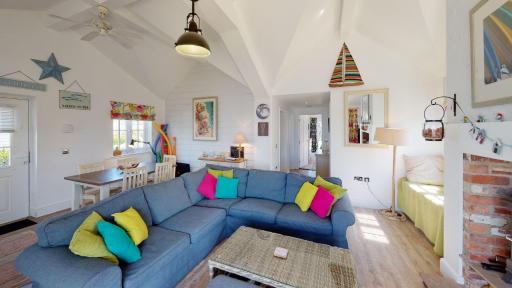 Blue Moon at The Bay Filey, sleeps 4-5, 2 dogs welcome - Housity