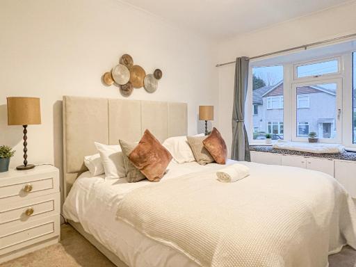 Attractive 3 Bedroom Apartment - Housity