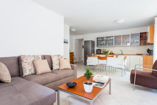 Spacious 3-Bedroom Apartment with Courtyard in Tempio Pausania - Perfect for Families - Housity