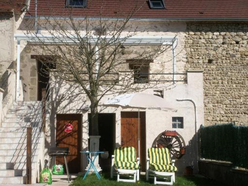 Gîte Climatise Près de la Sioule avec Jardin Privatif, Terrasse et Tout Confort - FR-1-489-96 - Housity