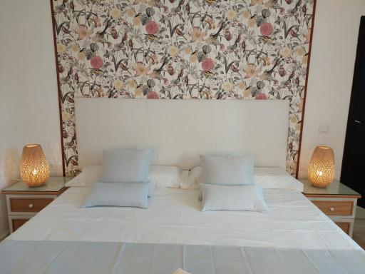 Hostal GARDEN ROUS - Housity